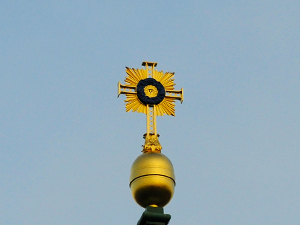 Das ca. 7 Meter große Kuppelkreuz der Frauenkirche wurde nach alter Tradition und nach alten Skizzen des originalen Kuppelkreuzes von Alan Smith aus England erschaffen. Sein Vater war einer der Bomberpiloten über Dresden. Das Kreuz wurde vom britischen Volk und dem Königshaus Großbritaniens gestiftet.